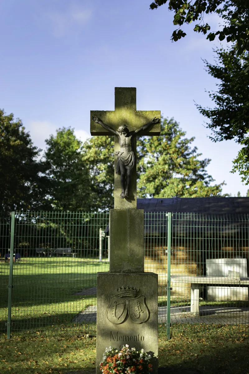 Das Kreuz an seinem heutigen Platz in der Allee