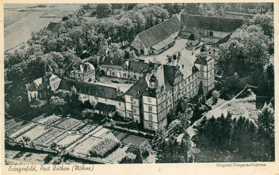 Schwarzweiße Postkarte mit einer Fliegeraufnahme der Schlossanlage und der Gärten